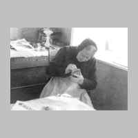 030-0022 Oma Wildies bei Stopfarbeiten ohne Brille im Alter von 82 Jahren.jpg